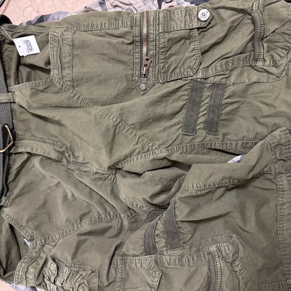 Men's NWT Olive and camouflage Cargo Shorts 2x1